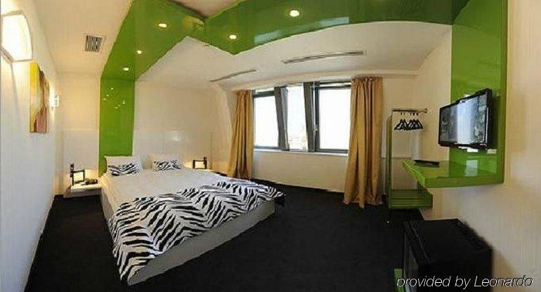 Plaza V Executive Hotel - 978