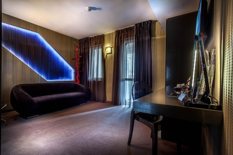 Plaza V Executive Hotel - 693