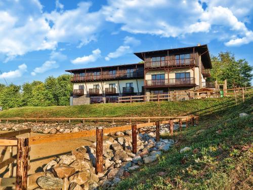 Potcoava Mountain Hideaway - 64