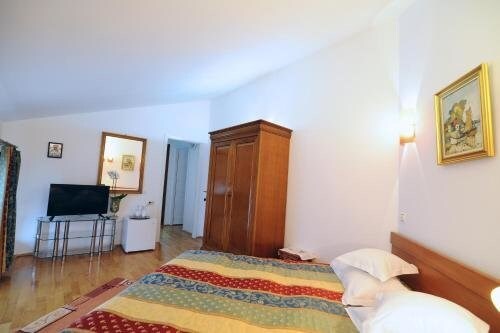 Rapsodia Pension - 813