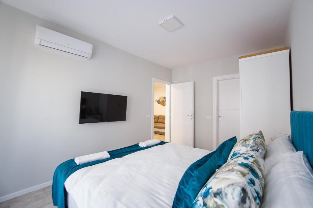 Retreat to a Stylish Home at West Residence - 876