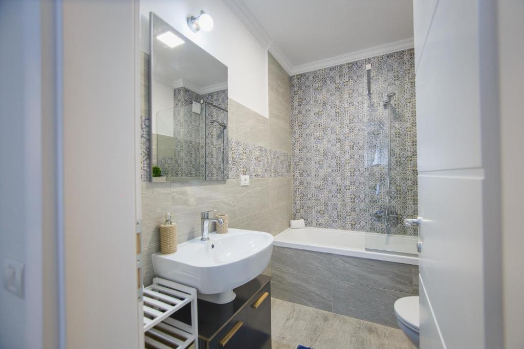 Retreat to a Stylish Home at West Residence - 730
