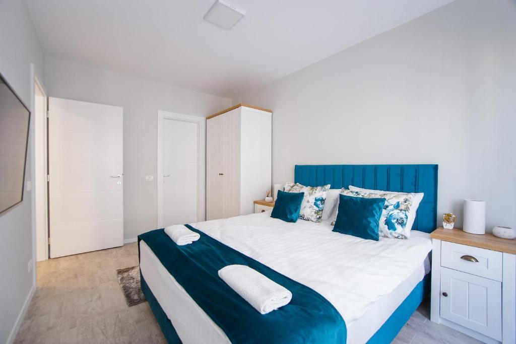 Retreat to a Stylish Home at West Residence - 79