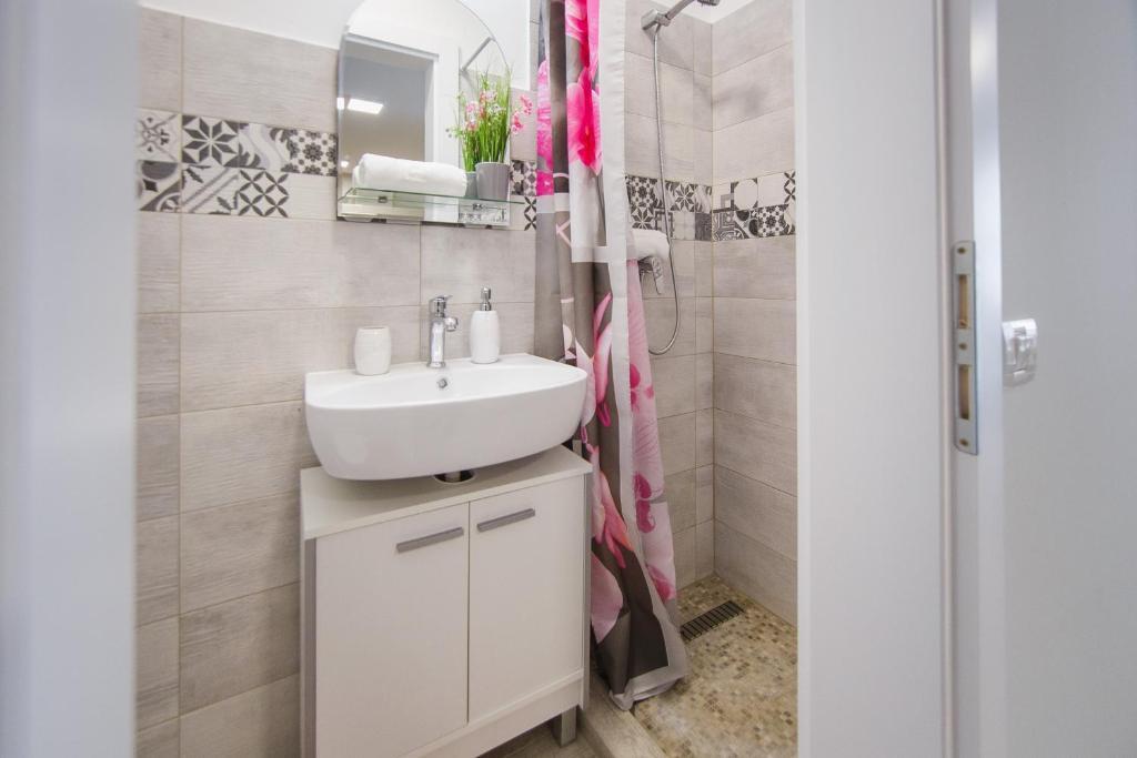 Retreat to a Stylish Home at West Residence - 484