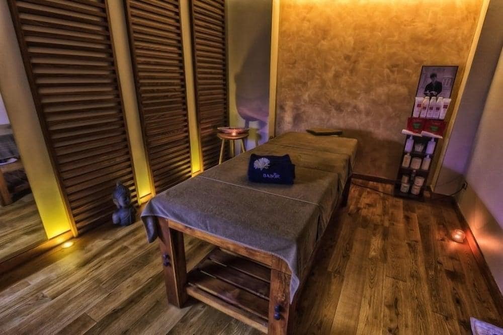Hotel Roman By Dumbrava Business Resort - 696