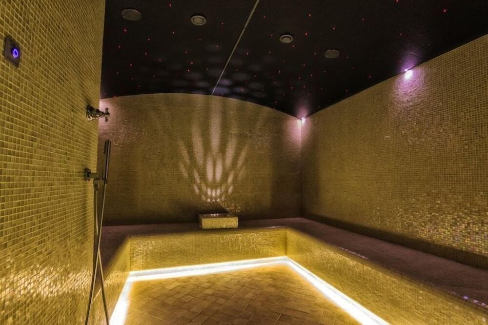 Hotel Roman By Dumbrava Business Resort - 817