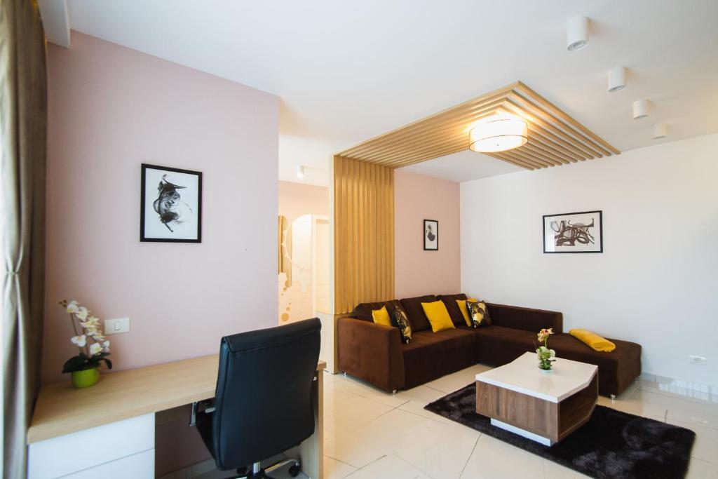 Romantic getaway at West Residence - 659