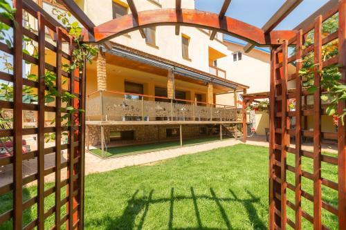 Rosiem House - 525