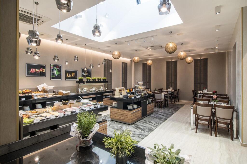 Sky Blue Hotel & Spa - 685