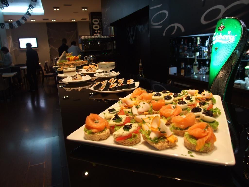 Holiday Inn Bucharest - Times - 917