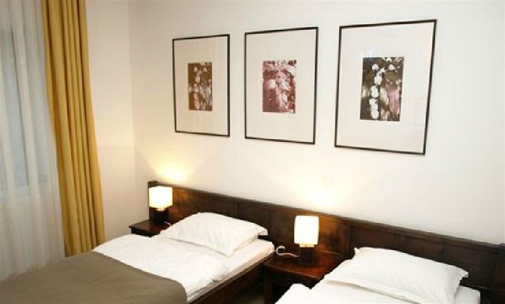 Transylvanian Inn - 918